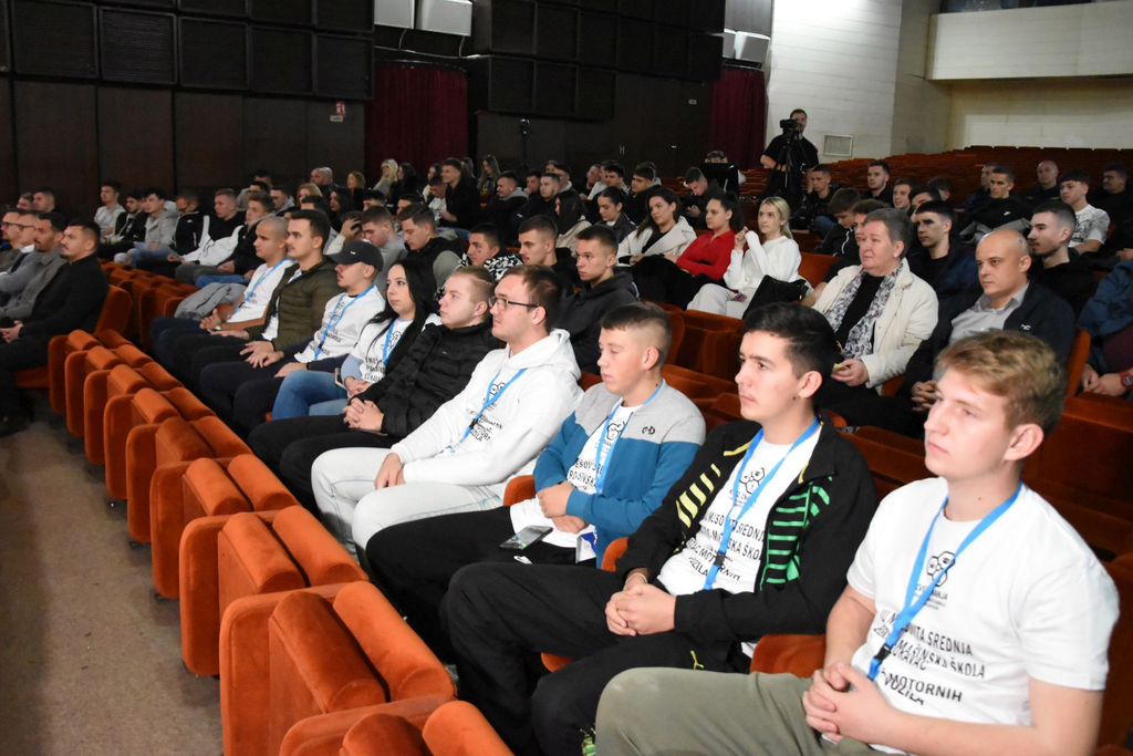 Osam timova srednjih škola TK takmičilo se u znanju o sigurnosti i kulturi u saobraćaju