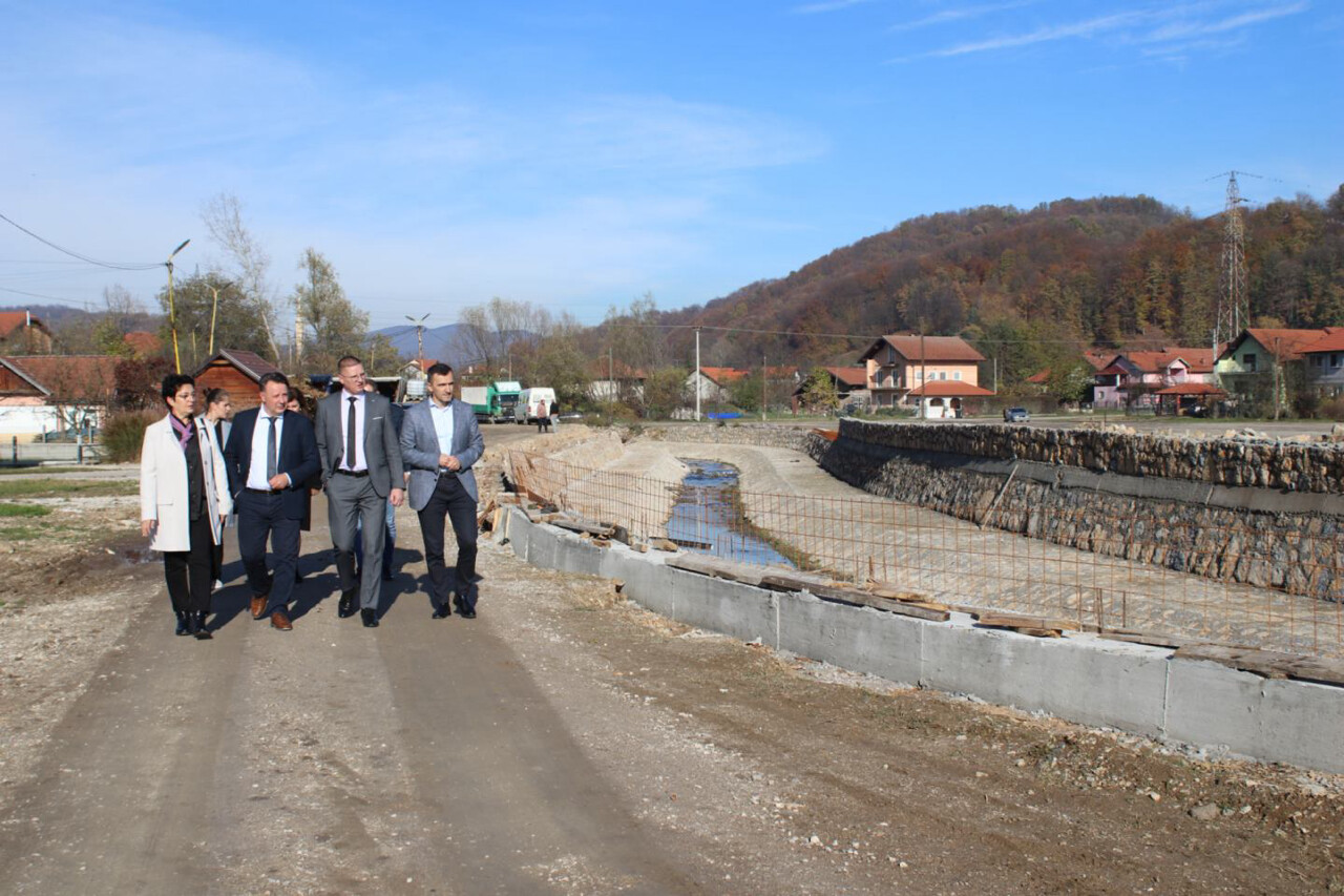 1763651060_691f2df46ec3d