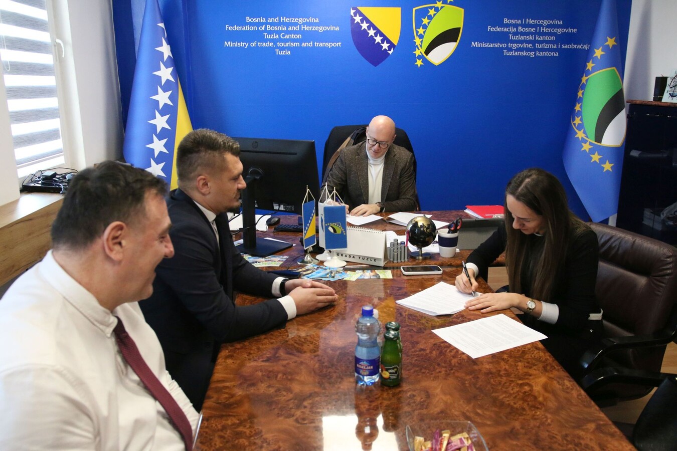 1763989354_6924576ae7781