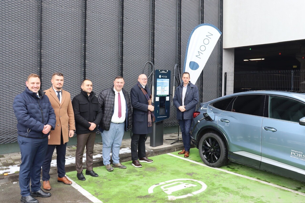 1763992985_692465990d5f3