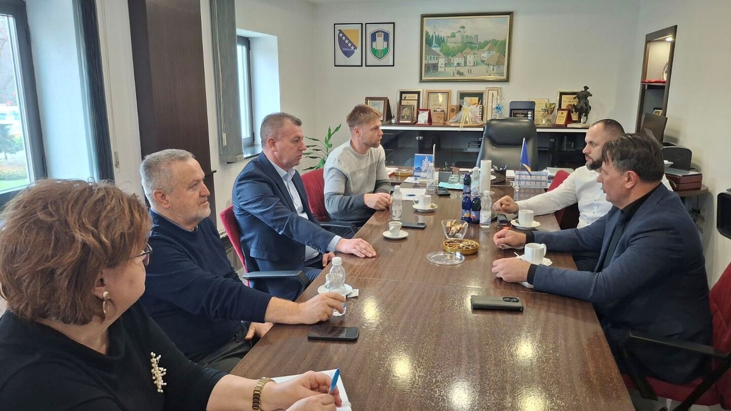 1766599577_694c2b9982fad