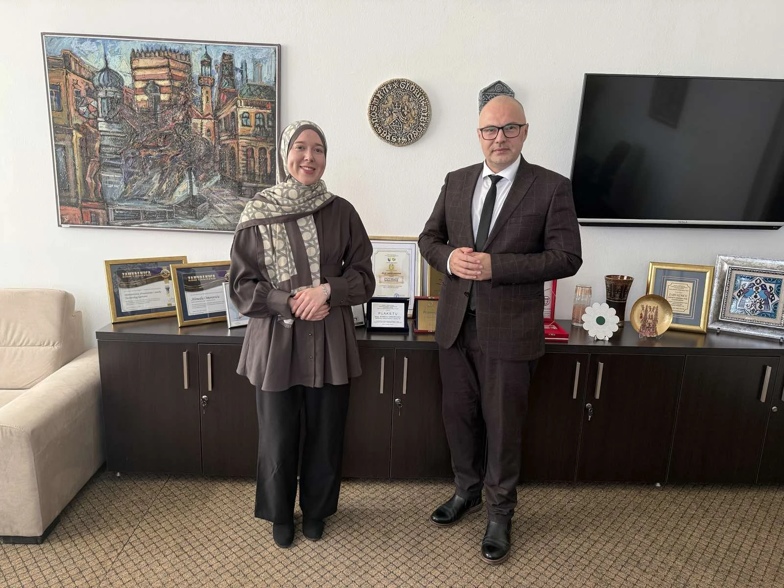 Ministar Omerović upriličio prijem za Dženitu Đulović, magistranticu sa tri master diplome stečene u Japanu, Francuskoj i Finskoj