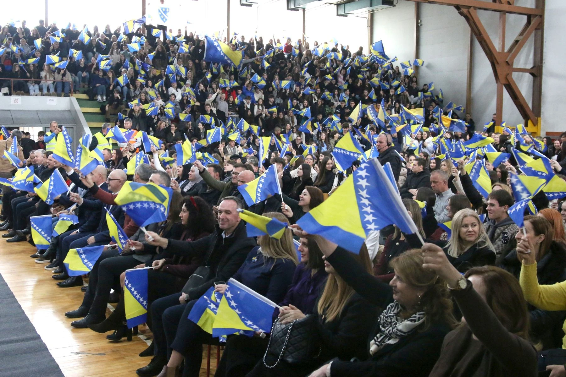 Ispunili dvoranu i srca: Učenici Tuzlanskog kantona priredili spektakularnu proslavu Dana državnosti Bosne i Hercegovine