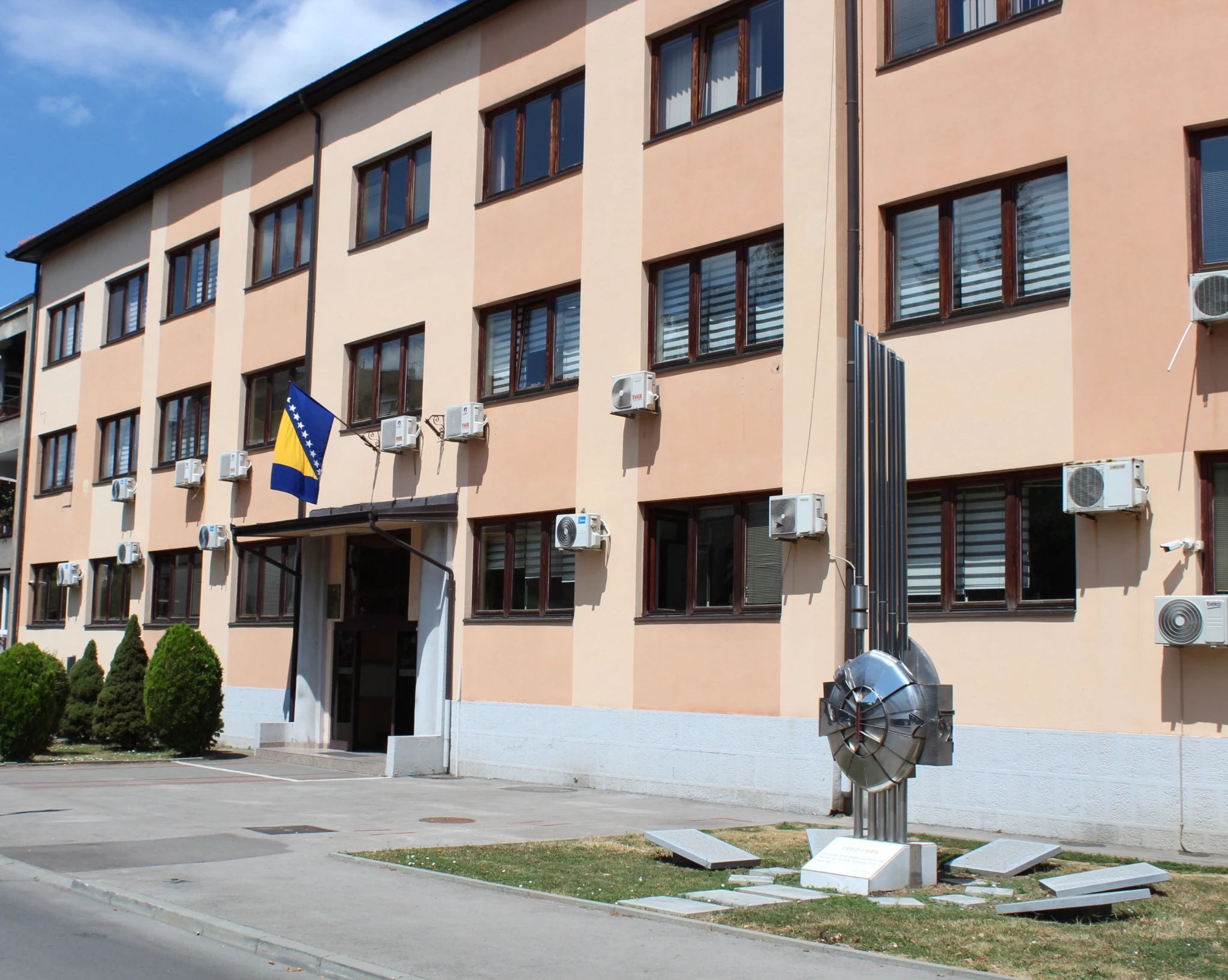 Obavještenje za javnost - Skraćeno radno vrijeme šalter sale u Odsjecima za administraciju Tuzlanskog kantona